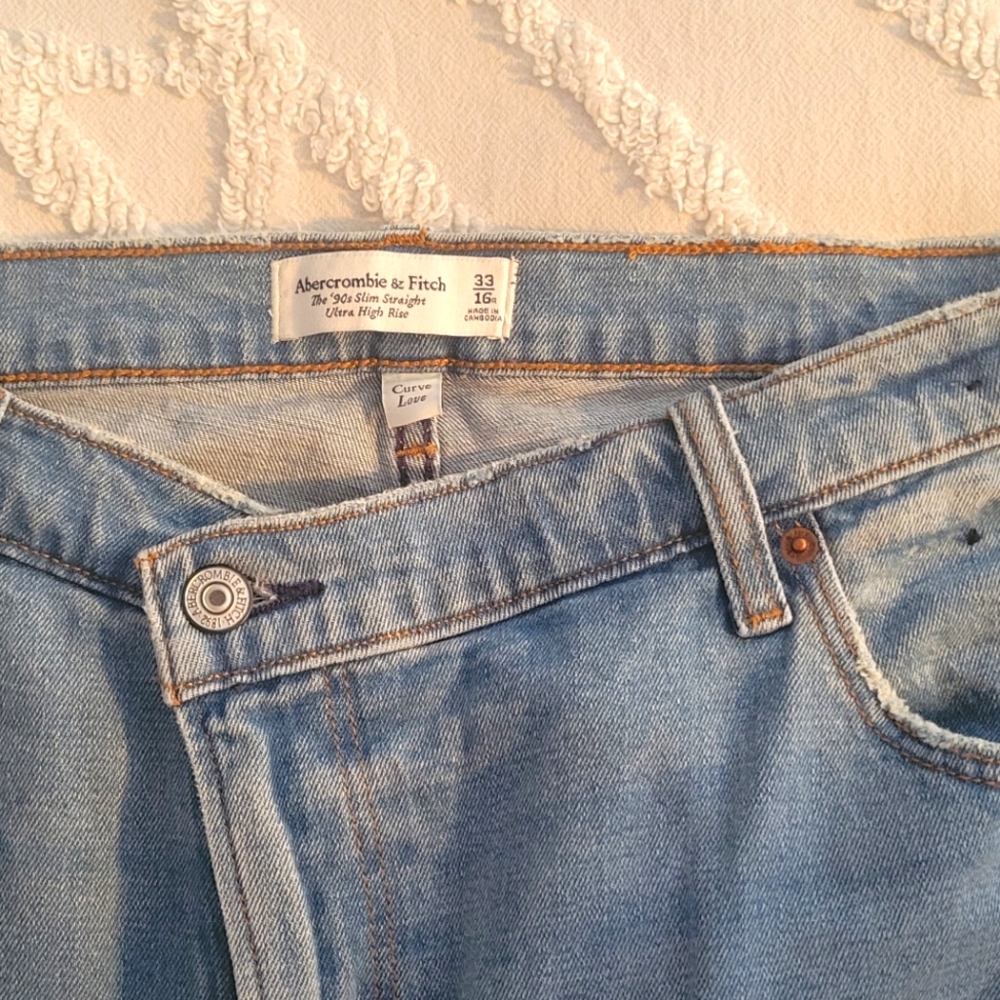 Abercrombie and Fitch Women's Curve Love Crossover jeans. Size 33